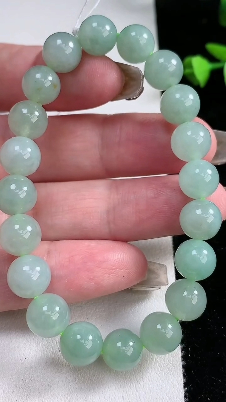 天然A货翡翠圆珠手串，尺寸9.2，重量:27.63g3月12日
工厂直销收藏佳品,种好水足，色泽均匀，有种有色，上手高大气！