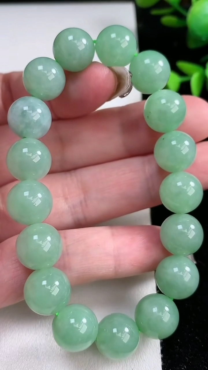 天然A货翡翠圆珠手串，尺寸11.8，重量:48.09g3月12日
工厂直销收藏佳品,种好水足，色泽均匀，有种有色，上手高大气！