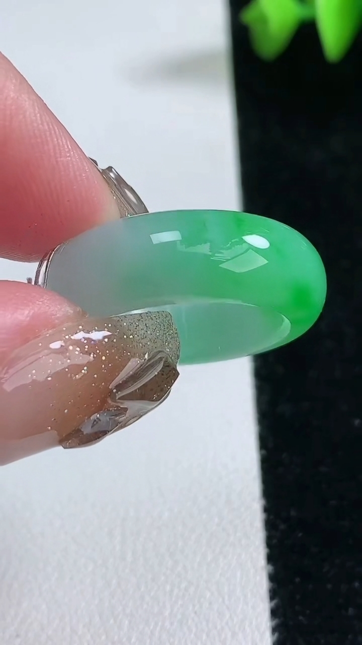 天然A货翡翠指环 戒指，尺寸18.3-5.7-3.6，重量:4.49g2026年3月12日
工厂直销收藏佳品,种好水足，色泽均匀，有种有色，上手高大气！