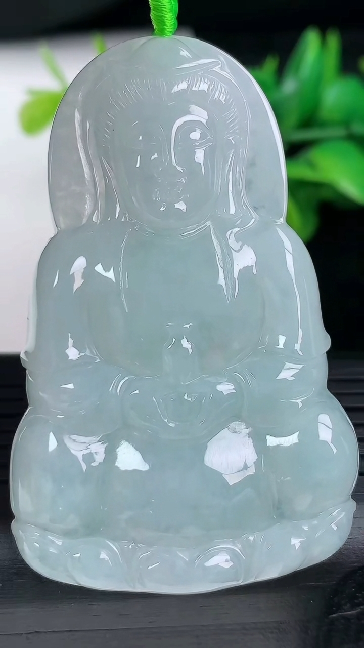 天然A货翡翠观音菩萨吊坠尺寸59-37.3-5.4重量:22.58g
3月12日