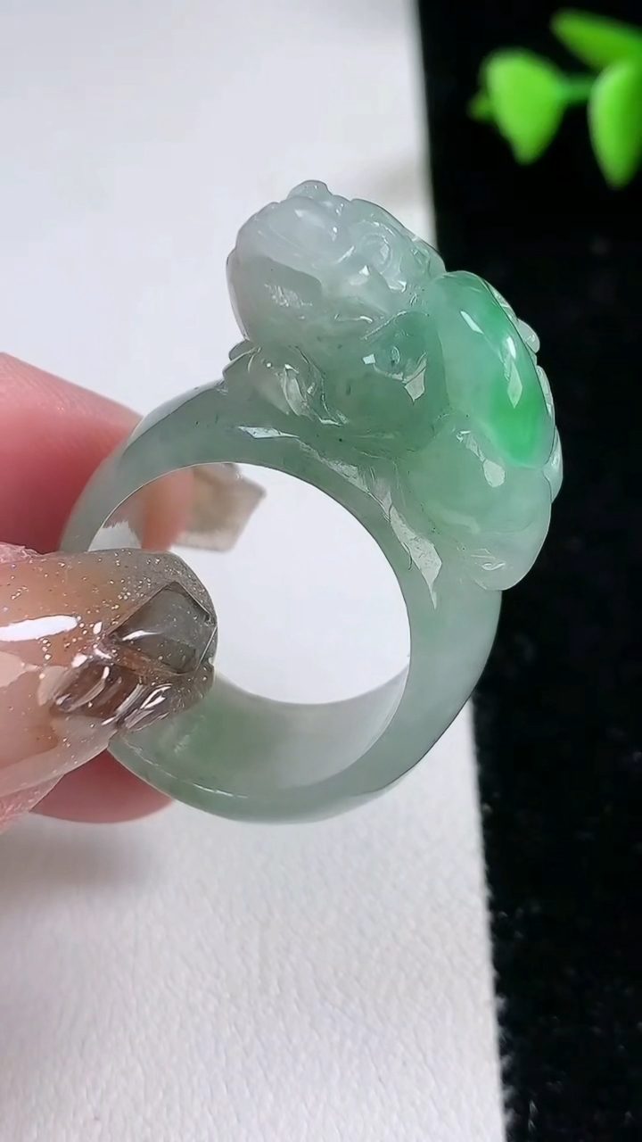 天然A货翡翠貔貅扳指 戒指，尺寸21-14-13.4，重量:18.87g2026年3月12日
工厂直销收藏佳品,种好水足，色泽均匀，有种有色，上手高大气！