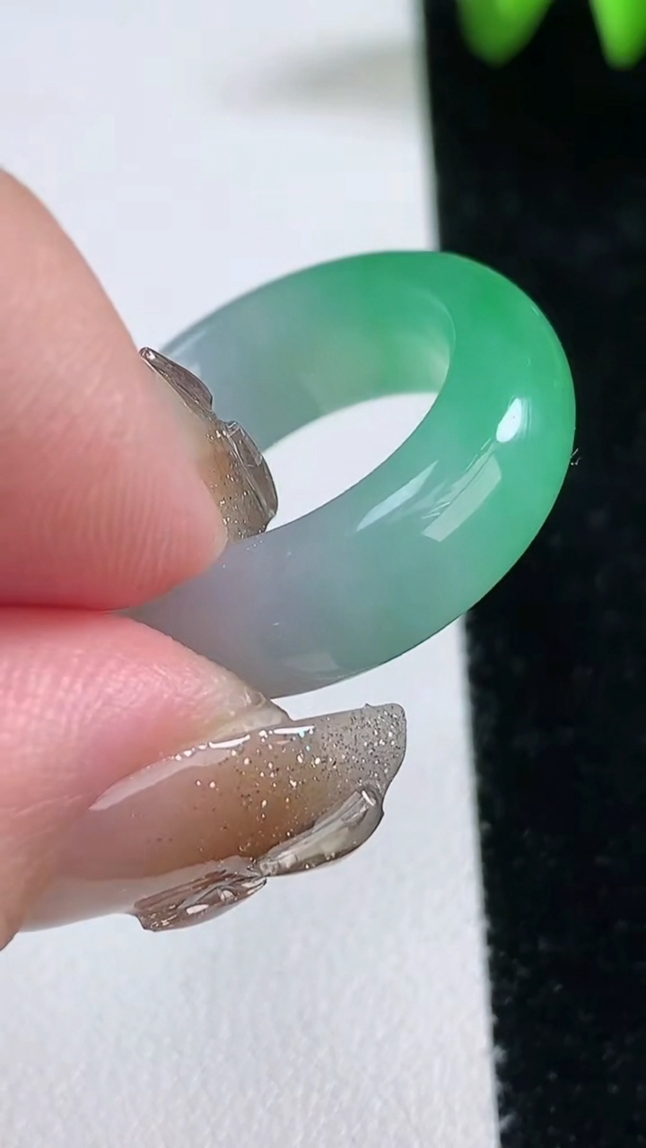 天然A货翡翠指环 戒指，尺寸17.4-8.2-4.8，重量:8.14g2026年3月12日
工厂直销收藏佳品,种好水足，色泽均匀，有种有色，上手高大气！
