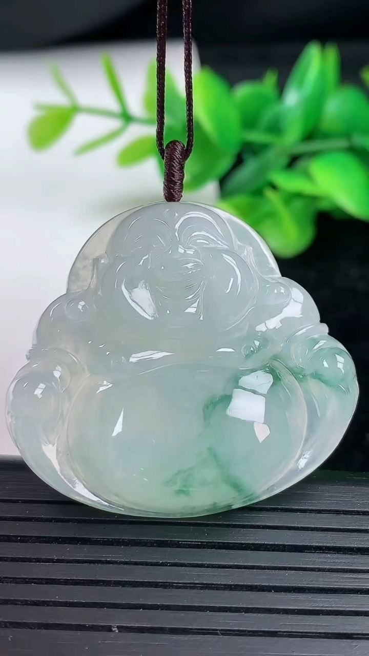 天然A货翡翠冰种飘花佛公吊坠尺寸35.7-40.1-7重量:14.86g
3月12日