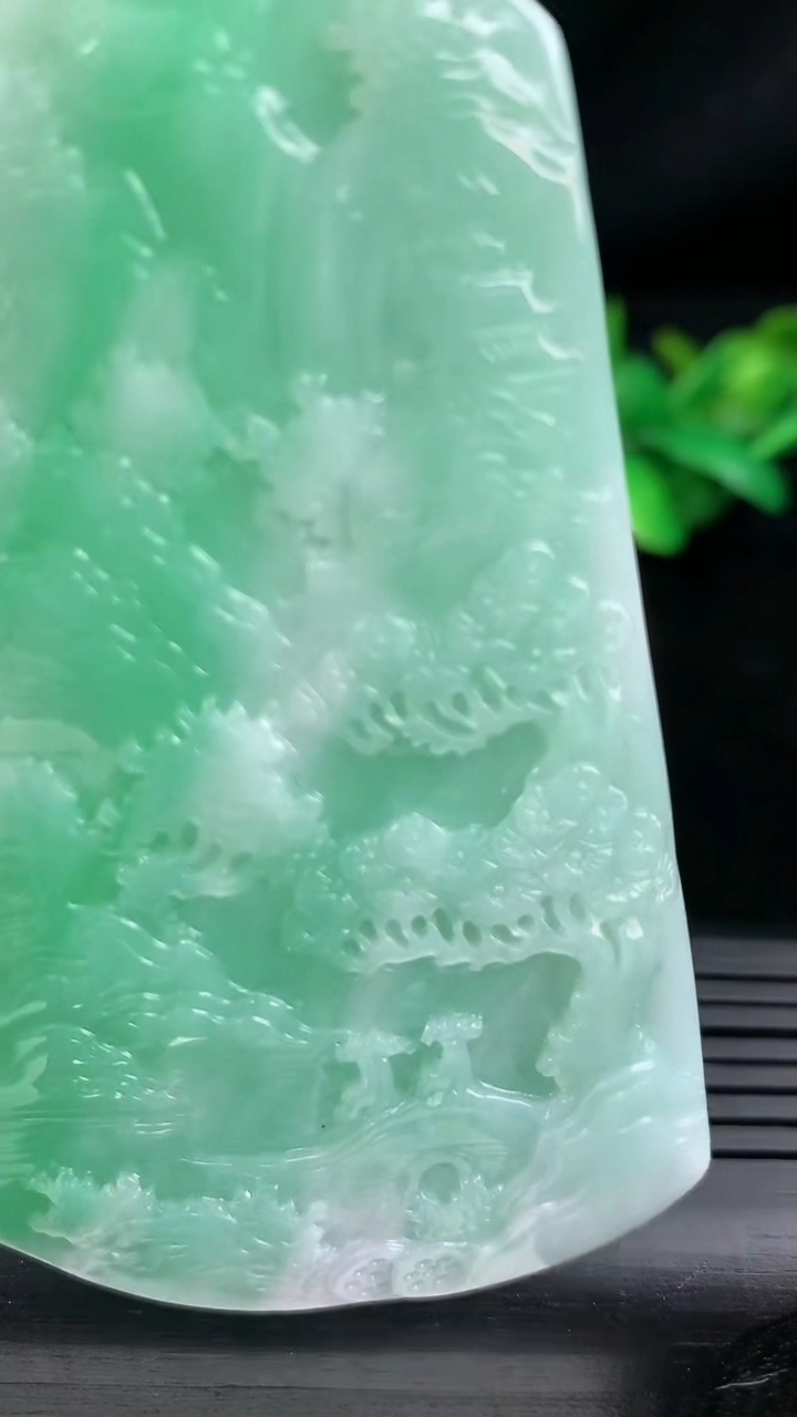 天然A货翡翠山水牌吊坠尺寸78.6-45.4-5.1重量:43.39g
3月12日