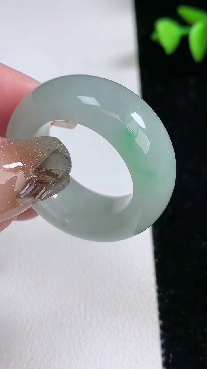 天然A货翡翠指环 戒指，尺寸20.4-12-6，重量:17.33g2026年3月12日
工厂直销收藏佳品,种好水足，色泽均匀，有种有色，上手高大气！