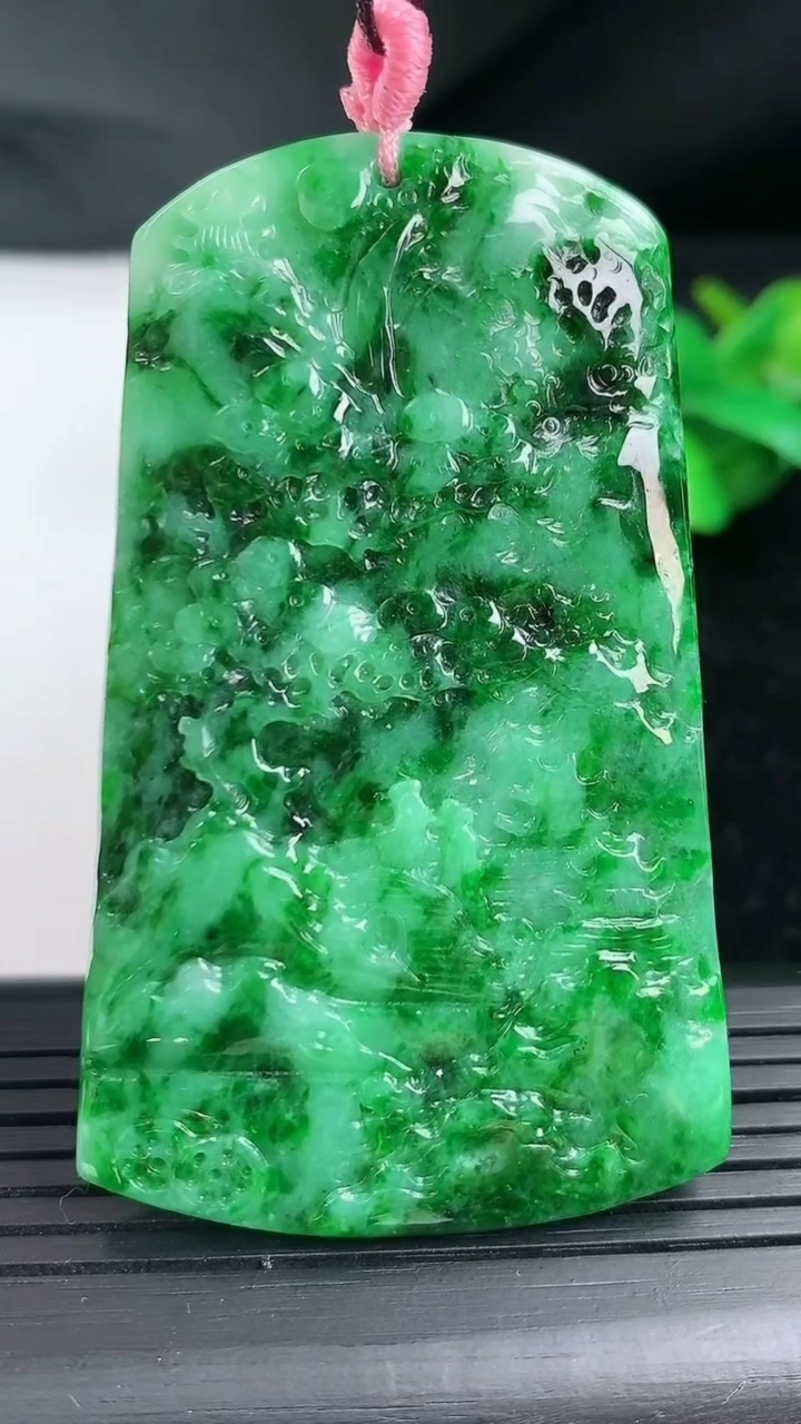 天然A货翡翠山水牌吊坠尺寸63-38.3-6.4重量:28.05g
3月12日