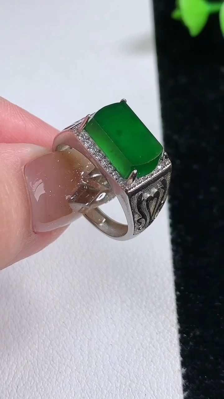天然A货翡翠马鞍戒指，尺寸12.6-8，重量:4.77g2026年3月12日
工厂直销收藏佳品,种好