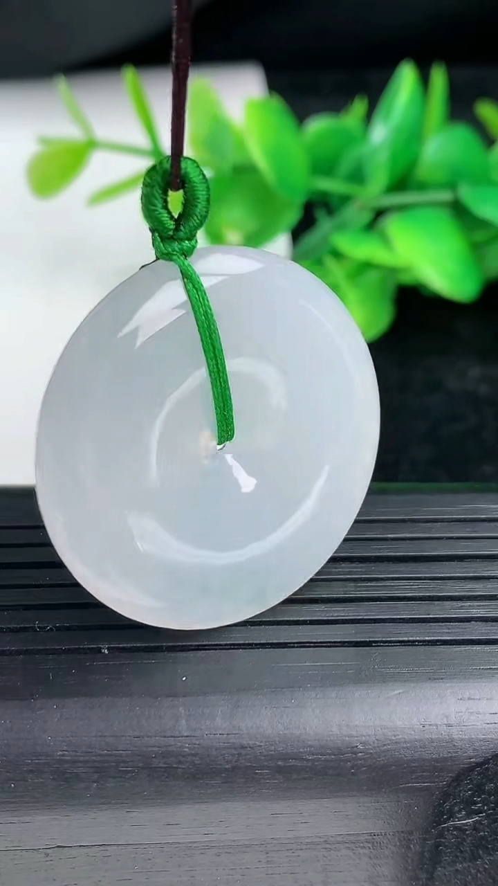 天然A货翡翠平安扣吊坠尺寸33.5-4.9重量:13.00g
3月12日