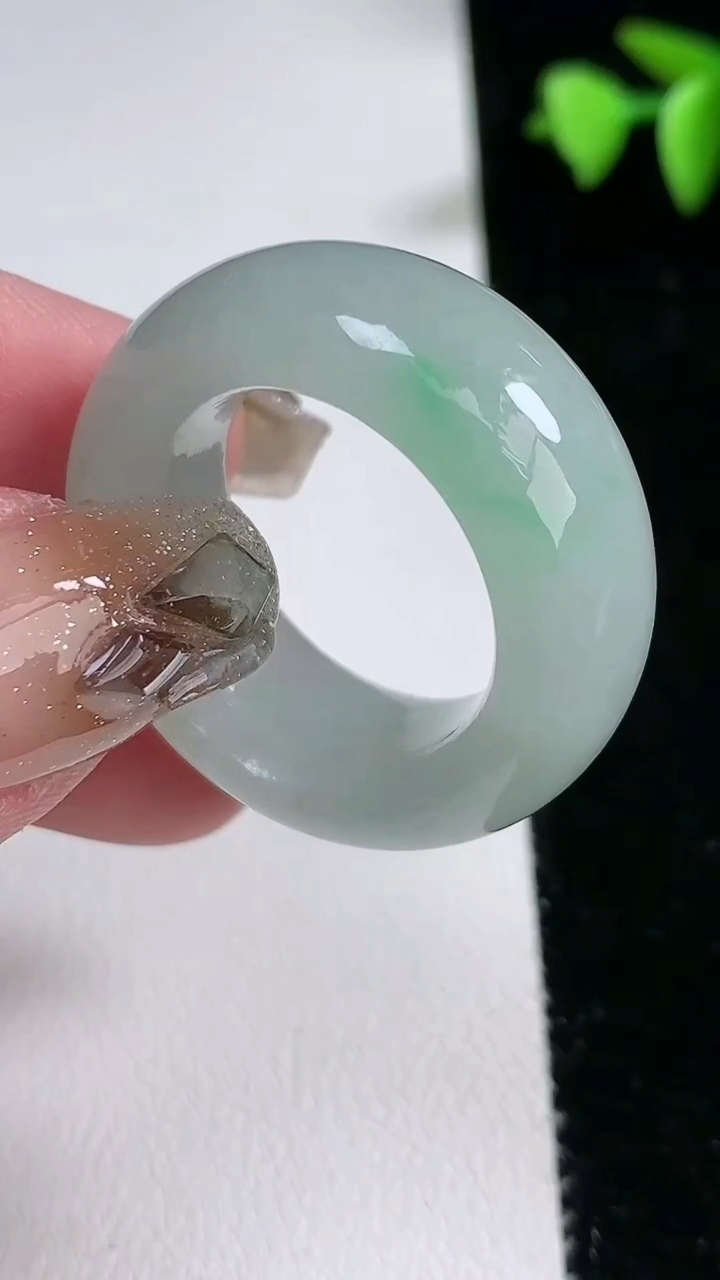 天然A货翡翠指环 戒指，尺寸20.4-12-6，重量:17.33g2026年3月12日
工厂直销收藏