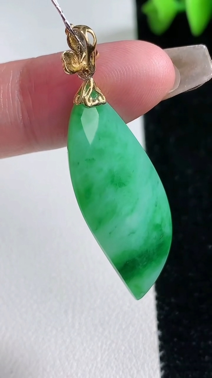 天然A货翡翠随形吊坠，尺寸39.4-15.3-10.6，重量:9.09g
3月12日