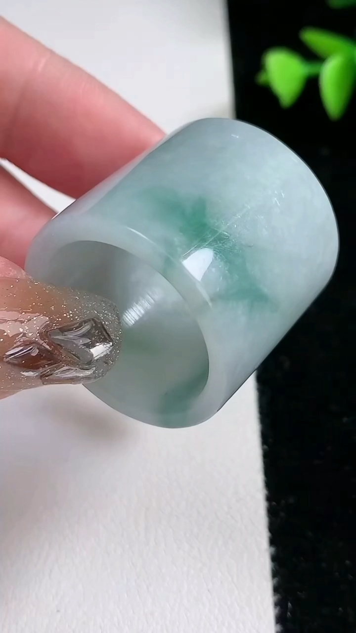 天然A货翡翠飘花扳指 戒指，尺寸22.3-26-2.8，重量:21.96g2026年3月12日
工厂