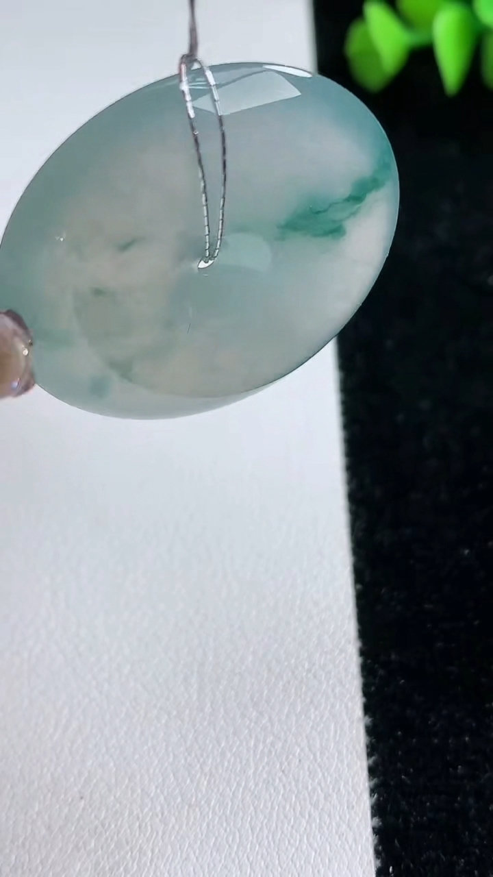 天然A货翡翠种飘花平安扣吊坠，尺寸33.8-5.8，重量:14.12g
3月12日