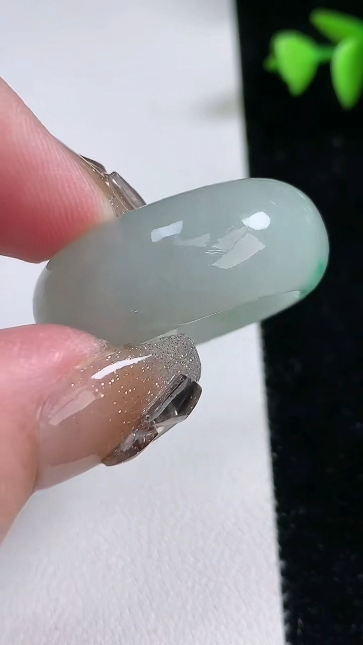 天然A货翡翠指环 戒指，尺寸20.4-12-6，重量:17.33g2026年3月12日
工厂直销收藏佳品,种好水足，色泽均匀，有种有色，上手高大气！