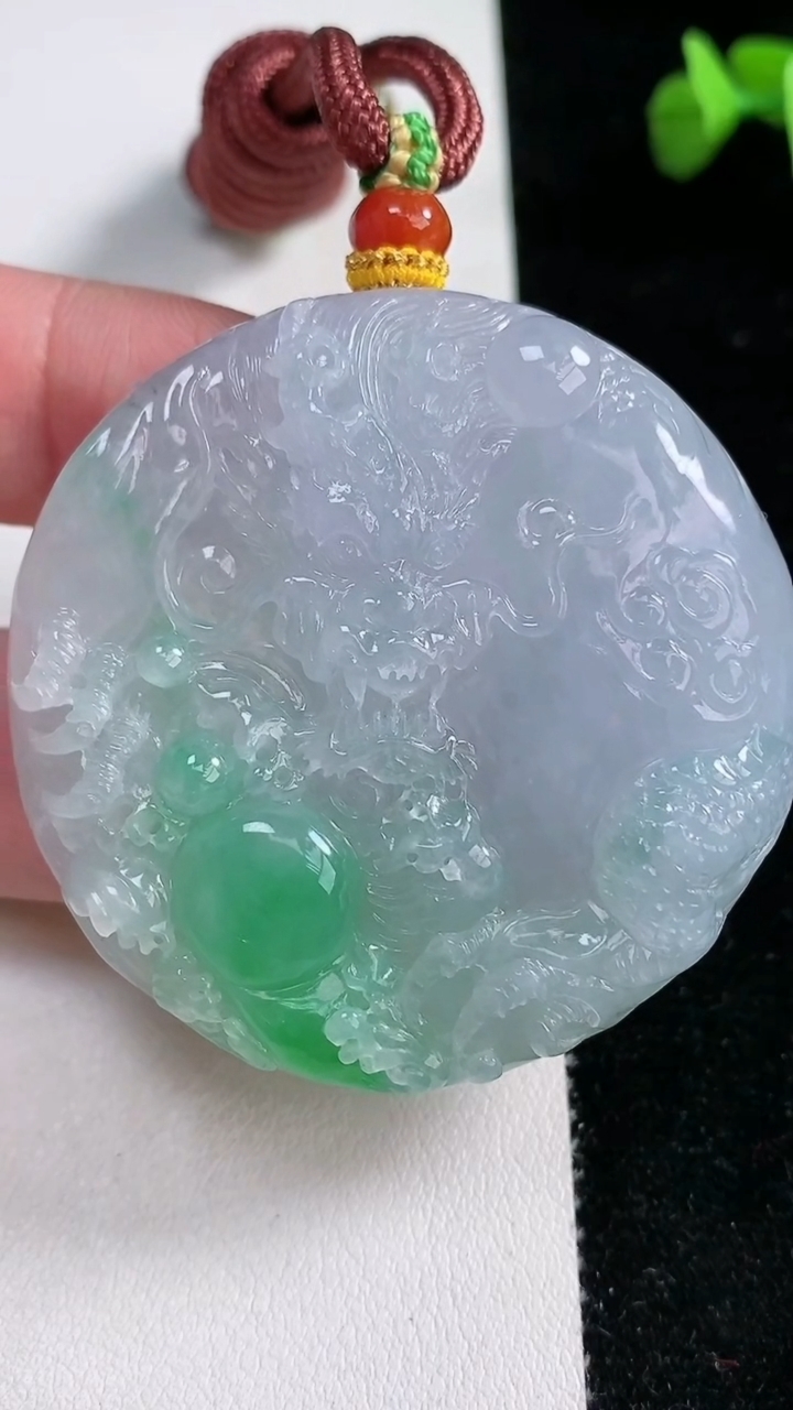 天然A货翡翠龙牌吊坠，尺寸51.7-10.4，重量:62.15g
3月12日