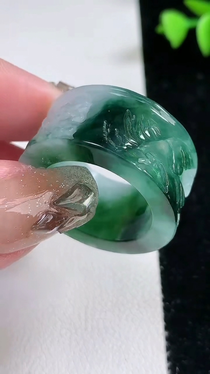 天然A货翡翠扳指 戒指，尺寸21.3-14-4.6，重量:15.99g2026年3月12日
工厂直销收藏佳品,种好水足，色泽均匀，有种有色，上手高大气！