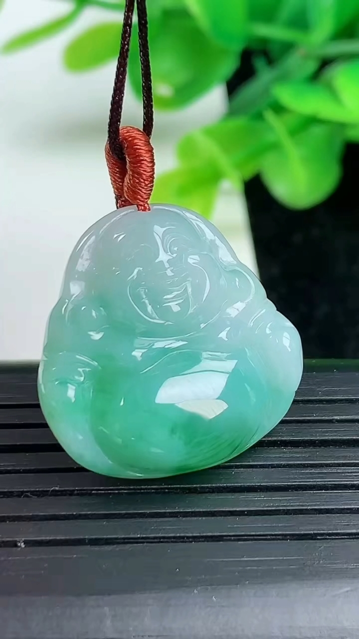 天然A货翡翠佛公吊坠尺寸22.6-23.3-5.3重量:5.40g
3月12日