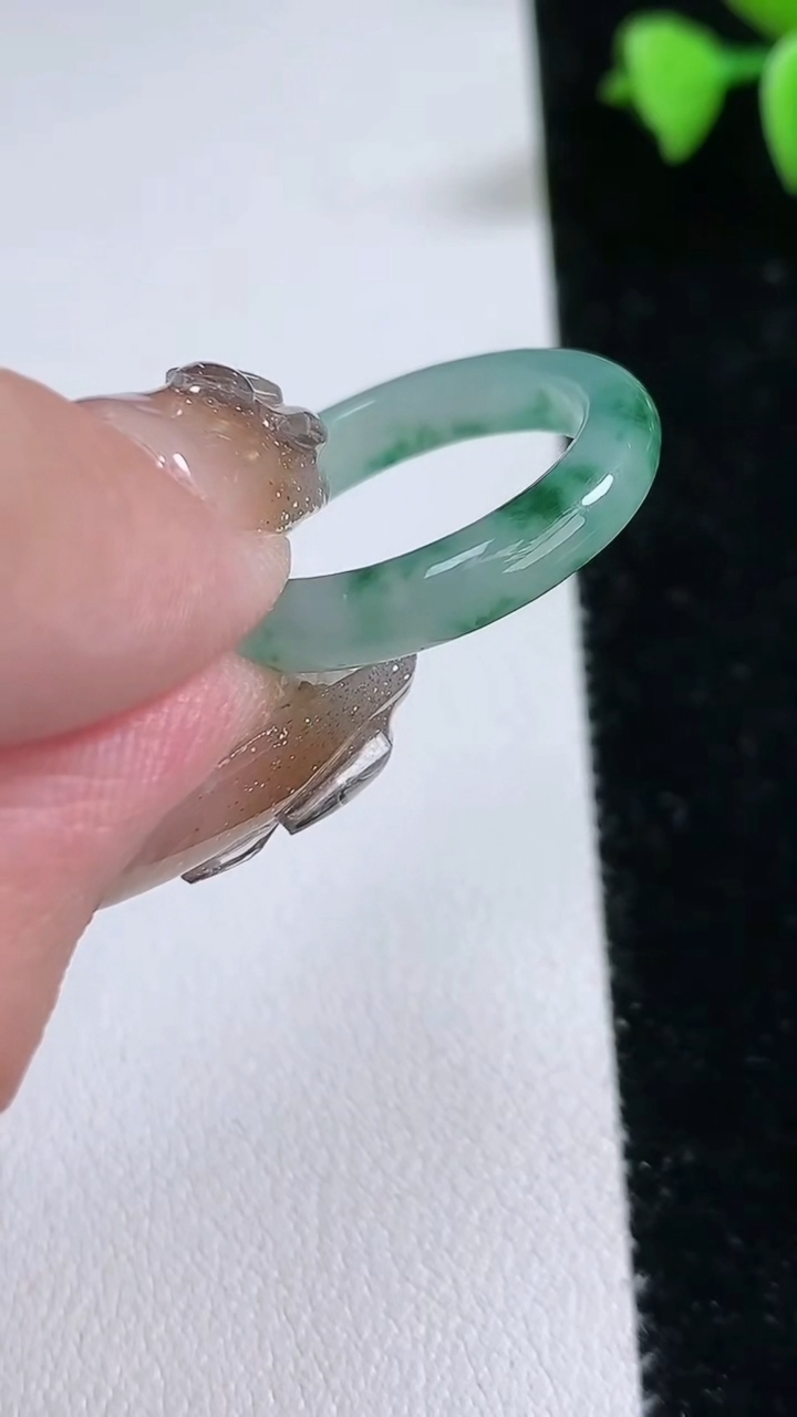 天然A货翡翠冰种飘花指环 戒指，尺寸18.4-4-3，重量:2.65g2026年3月12日
工厂直销收藏佳品,种好水足，色泽均匀，有种有色，上手高大气！