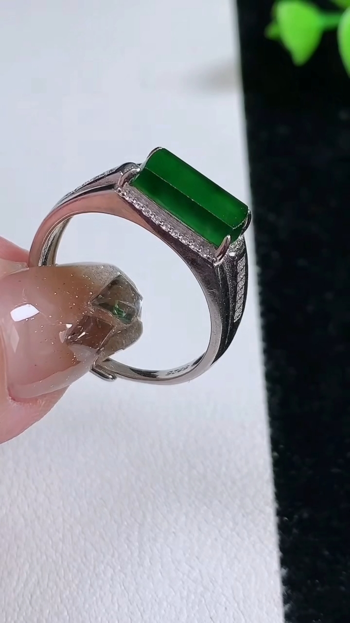 天然A货翡翠马鞍戒指，尺寸11.8-6.5，重量:4.38g2026年3月12日
工厂直销收藏佳品,种好水足，色泽均匀，有种有色，上手高大气！