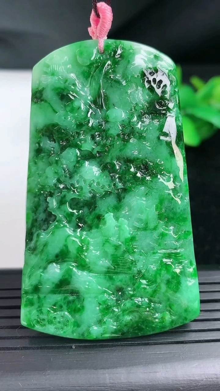 天然A货翡翠山水牌吊坠尺寸63-38.3-6.4重量:28.05g
3月12日