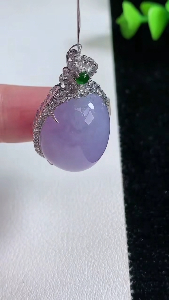 天然A货翡翠种紫罗兰蛋面吊坠，尺寸38.8-21.2-14裸石25-18.3重量:13.45g
3月12日