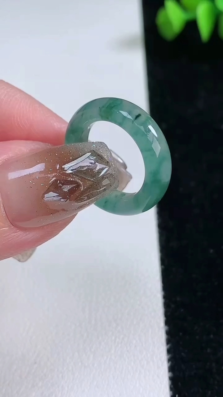 天然A货翡翠冰种飘花指环 戒指，尺寸14.5-5-3.2，重量:3.08g2026年3月12日
工厂