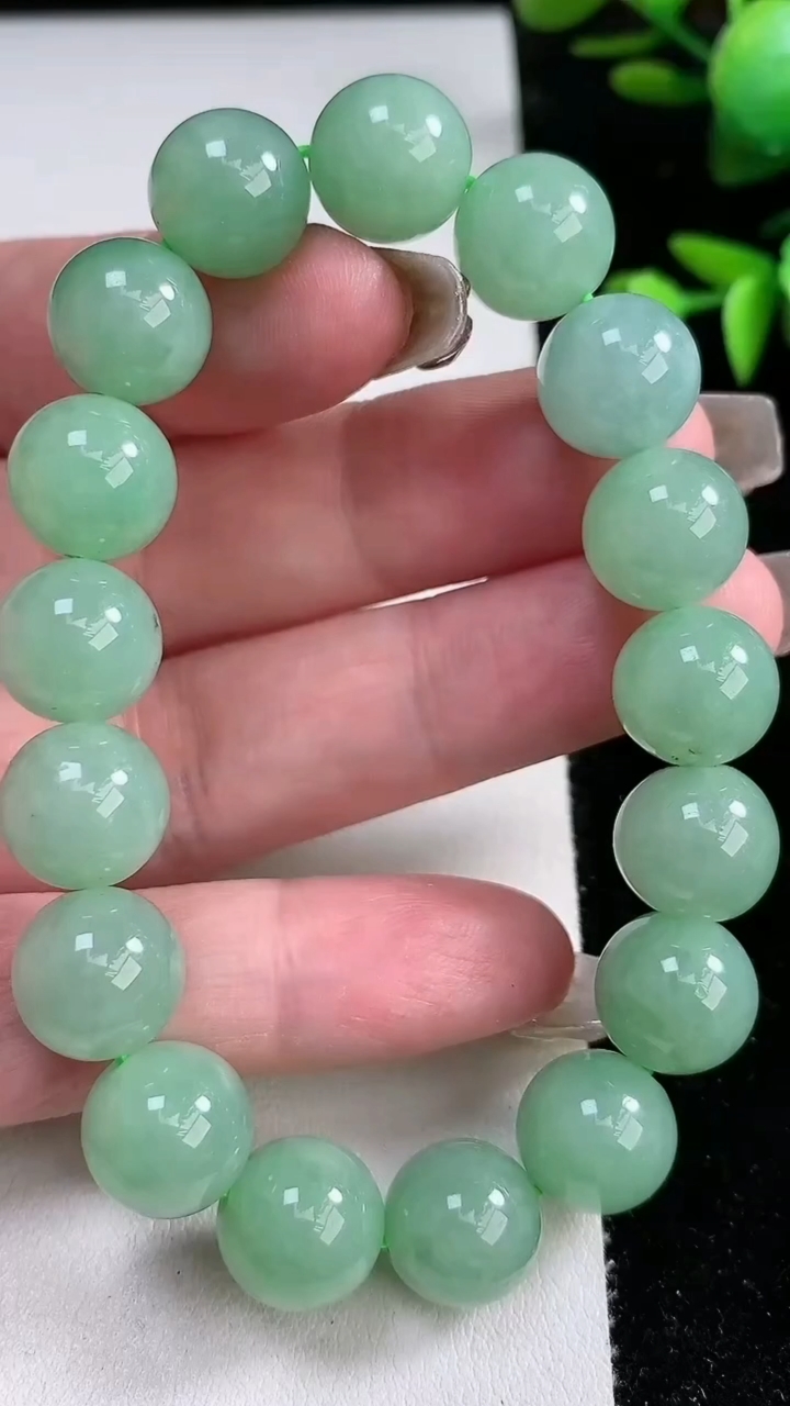 天然A货翡翠圆珠手串，尺寸11.8，重量:48.09g3月12日
工厂直销收藏佳品,种好水足，色泽均