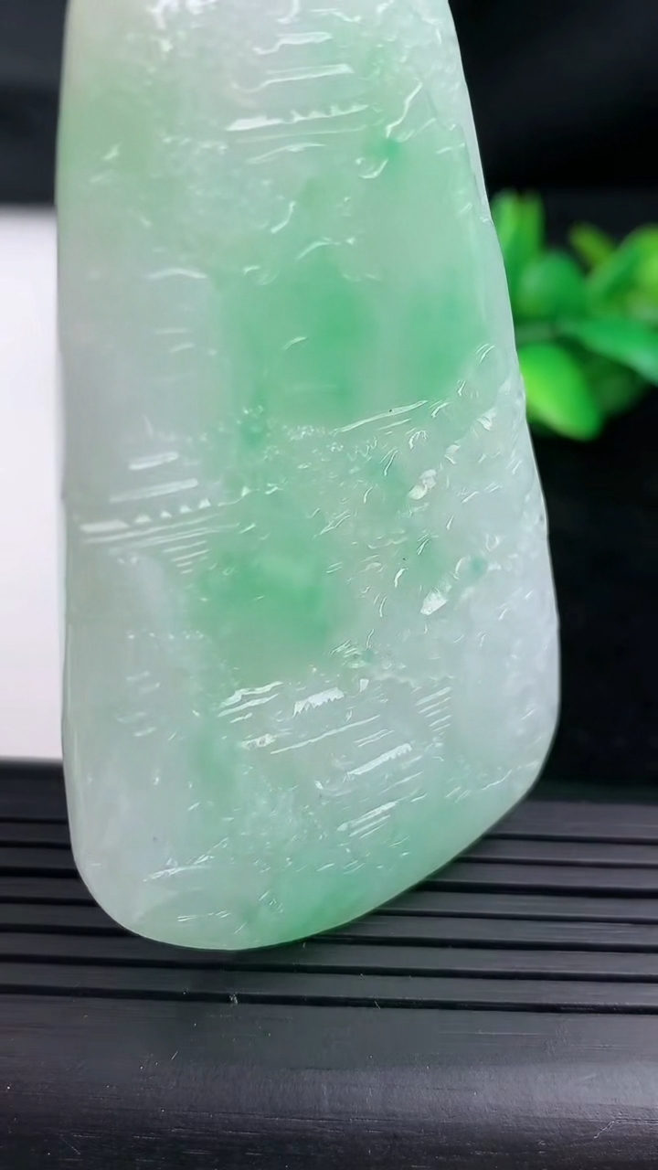 天然A货翡翠山水牌吊坠尺寸69.1-43.1-5.2重量:34.31g
3月12日