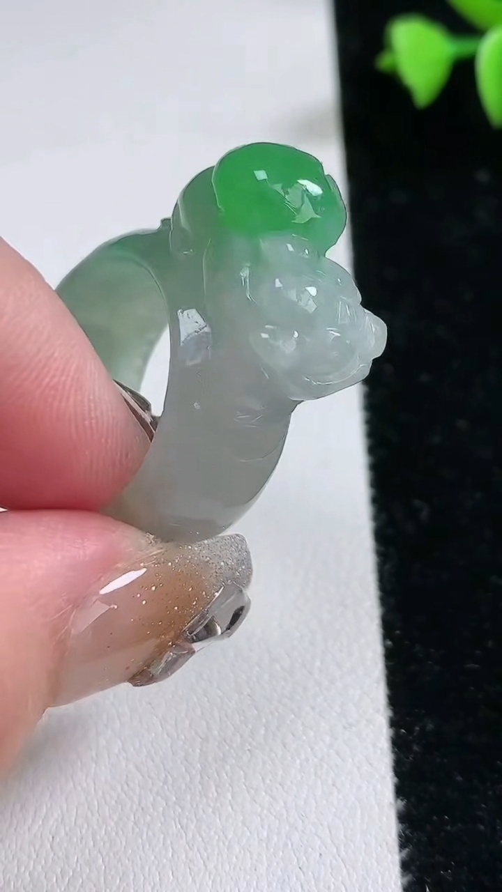天然A货翡翠貔貅扳指 戒指，尺寸21-12-13，重量:15.55g2026年3月12日
工厂直销收藏佳品,种好水足，色泽均匀，有种有色，上手高大气！