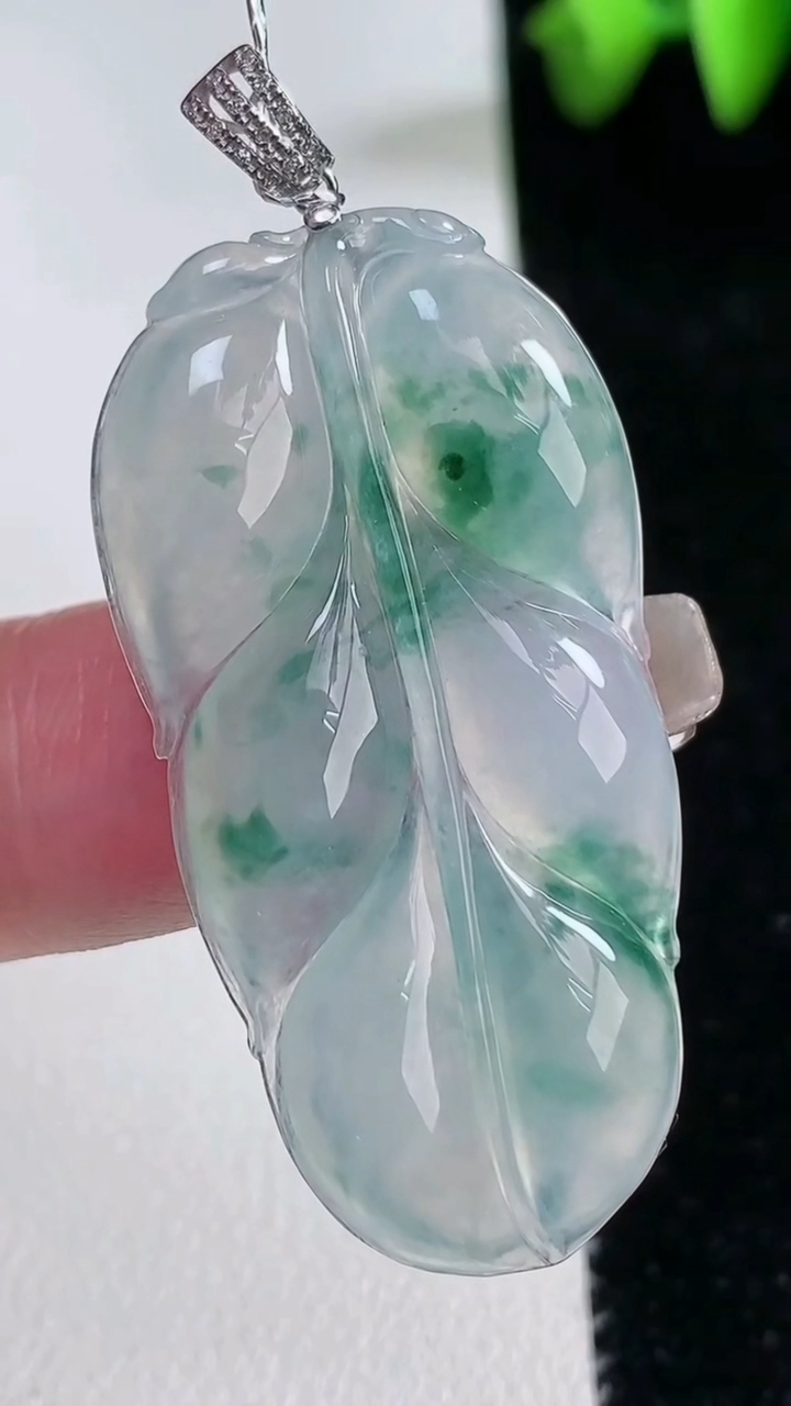 天然A货翡翠种飘花金枝玉叶 叶子吊坠，尺寸42.4-22-4.6，重量:7.72g
3月12日