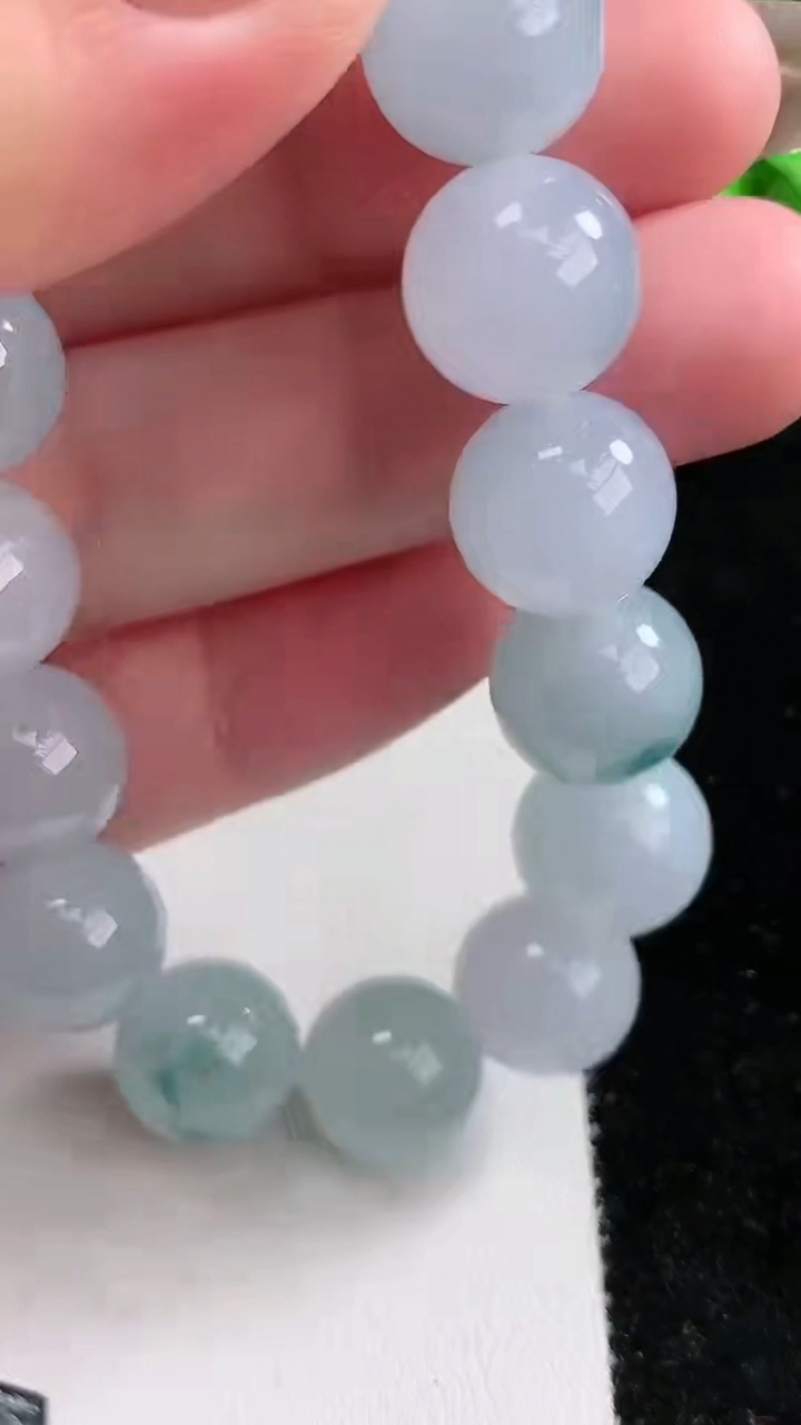 天然A货翡翠种飘花圆珠手串，尺寸12.6，重量:57.45g3月12日
工厂直销收藏佳品,种好水足，色泽均匀，有种有色，上手高大气！