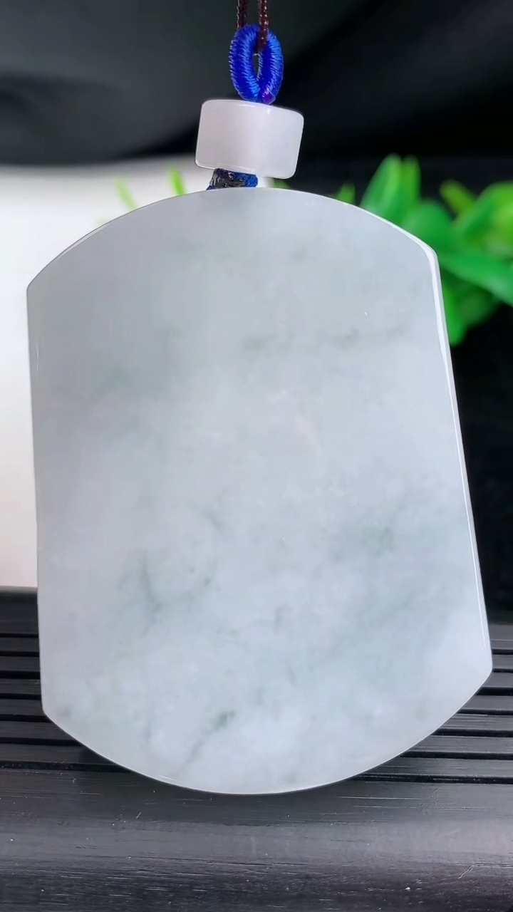 天然A货翡翠飘花无事牌吊坠尺寸54.6-41-5.6重量:40.33g
3月12日