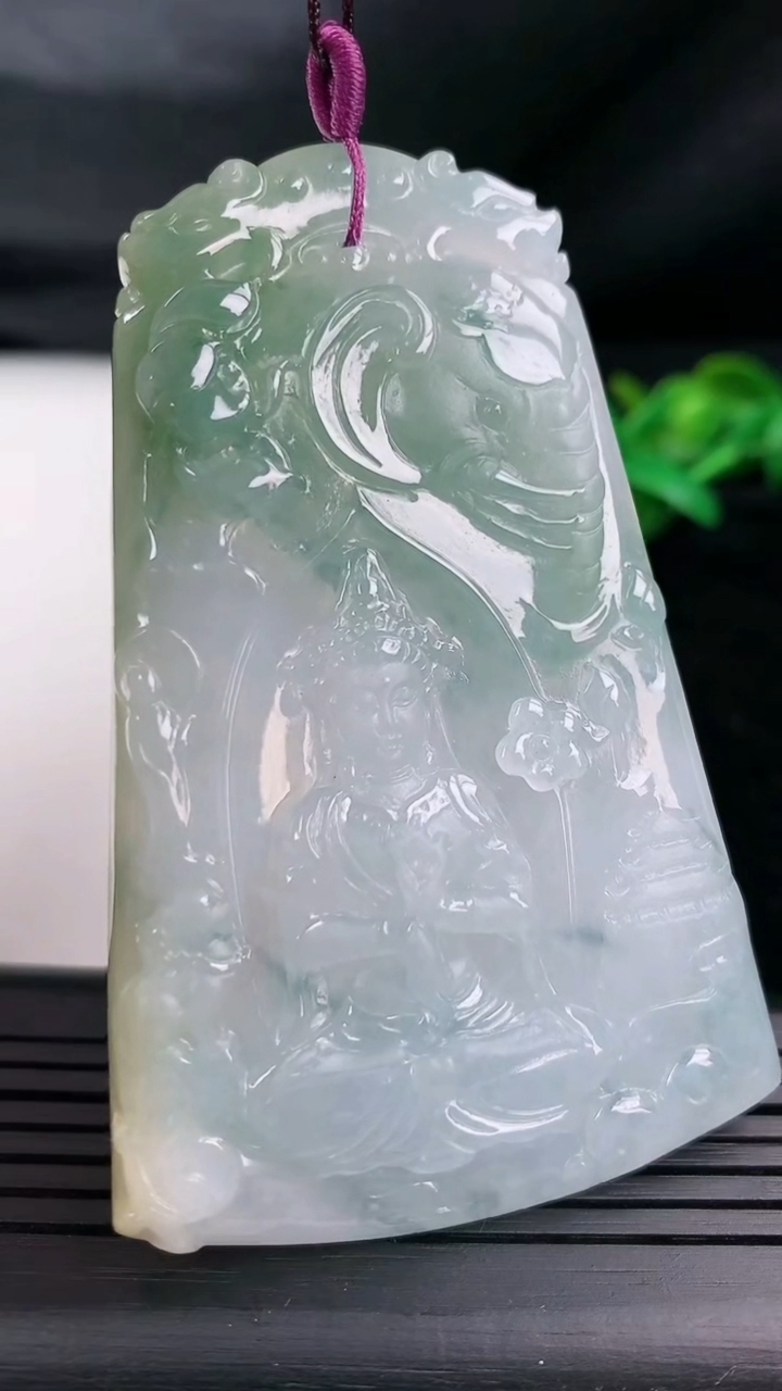 天然A货翡翠冰种飘花普贤菩萨吊坠尺寸78-49.4-5.4重量:47.89g
3月12日