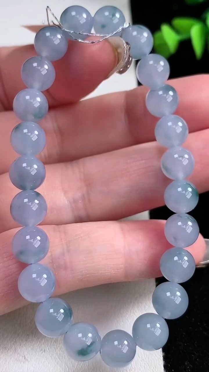 天然A货翡翠种紫罗兰 飘花圆珠手串，尺寸7.8，重量:20.68g3月12日
工厂直销收藏佳品,种好水足，色泽均匀，有种有色，上手高大气！