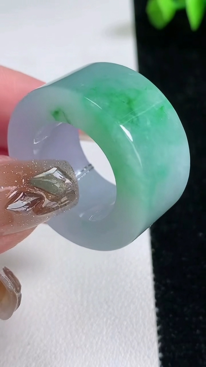 天然A货翡翠方形指环 扳指 戒指，尺寸19.3-14-6，重量:24.93g2026年3月12日
工厂直销收藏佳品,种好水足，色泽均匀，有种有色，上手高大气！