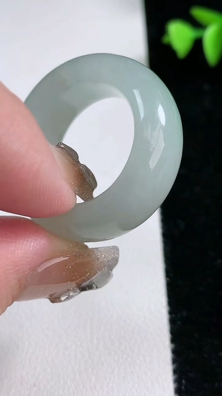 天然A货翡翠指环 戒指，尺寸20.4-12-6，重量:17.33g2026年3月12日
工厂直销收藏佳品,种好水足，色泽均匀，有种有色，上手高大气！