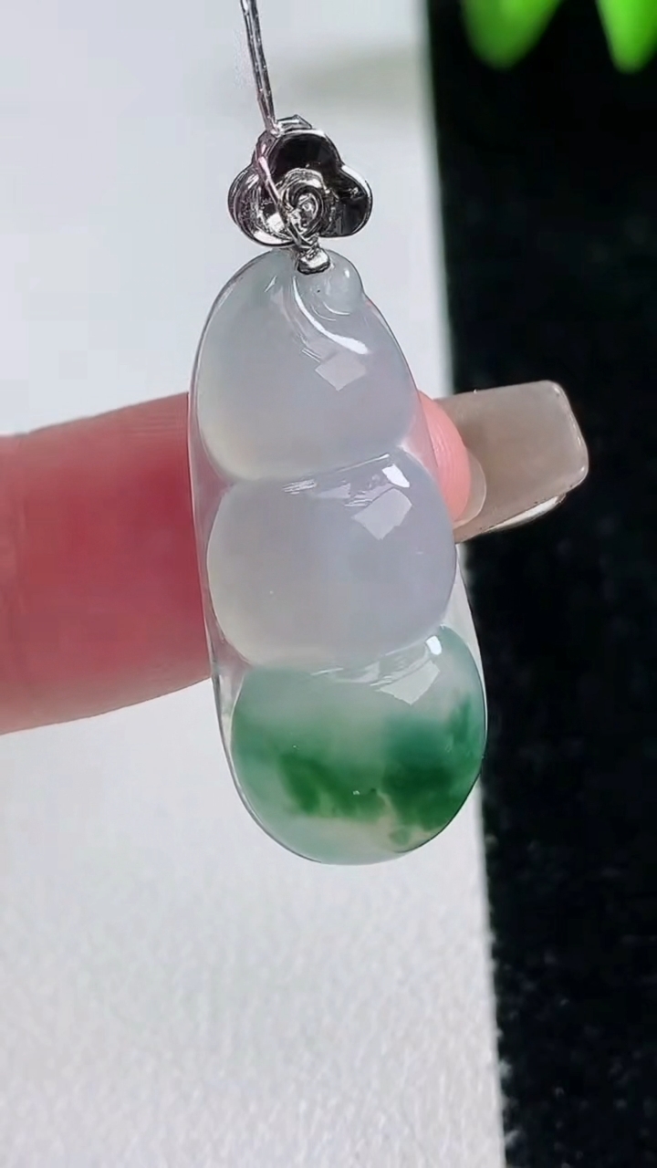 天然A货翡翠种飘花福豆吊坠，尺寸30.5-13.3-5，重量:4.24g
3月12日