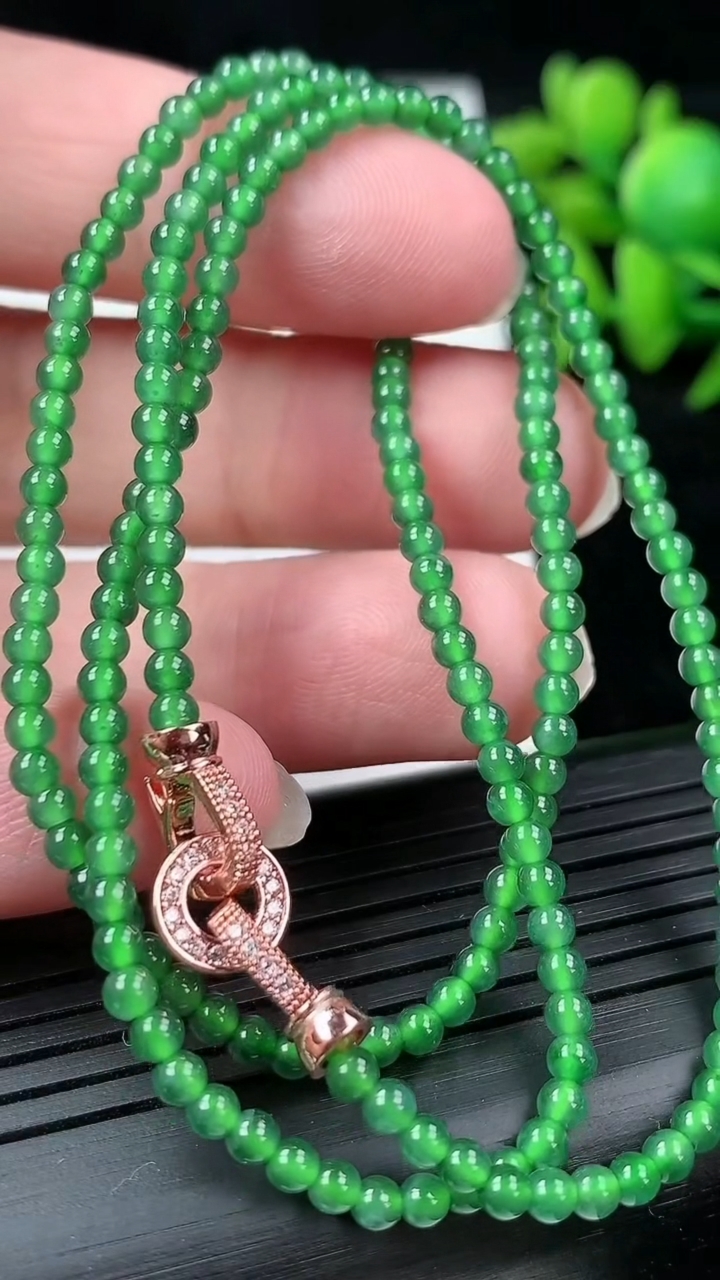 天然A货翡翠小米珠项链尺寸2.8重量:9.03g
3月12日