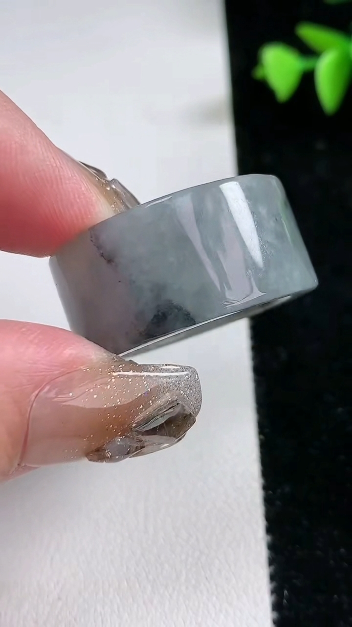 天然A货翡翠乌鸡种扳指 戒指，尺寸23-13.5-3.6，重量:15.16g2026年3月12日
工厂直销收藏佳品,种好水足，色泽均匀，有种有色，上手高大气！