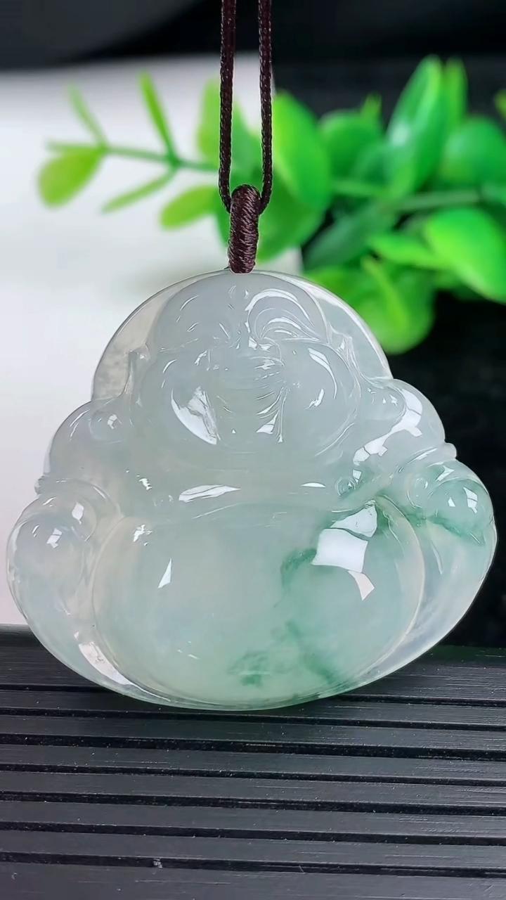 天然A货翡翠冰种飘花佛公吊坠尺寸35.7-40.1-7重量:14.86g
3月12日