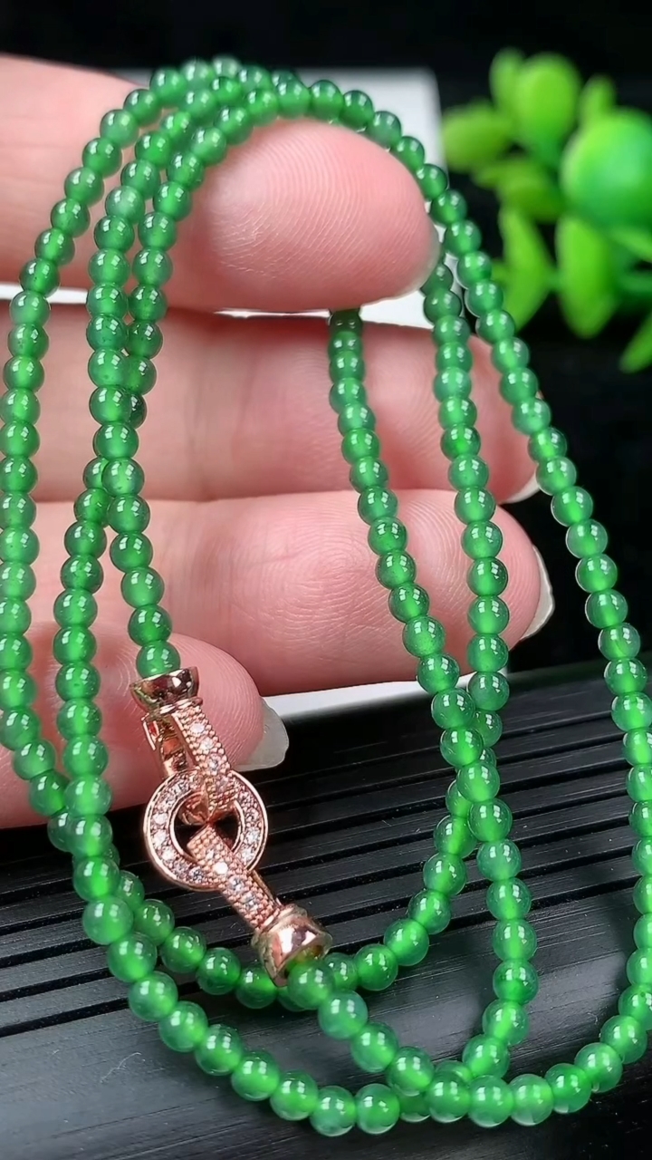 天然A货翡翠小米珠项链尺寸2.8重量:9.03g
3月12日