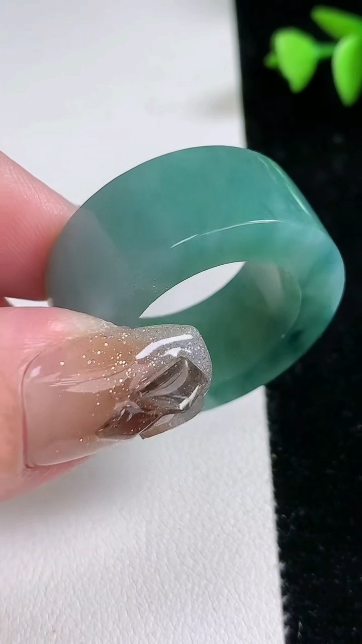 天然A货翡翠冰种飘花方形扳指 指环 戒指，尺寸21.3-12.5-5.8，重量:21.25g2026年3月12日
工厂直销收藏佳品,种好水足，色泽均匀，有种有色，上手高大气！