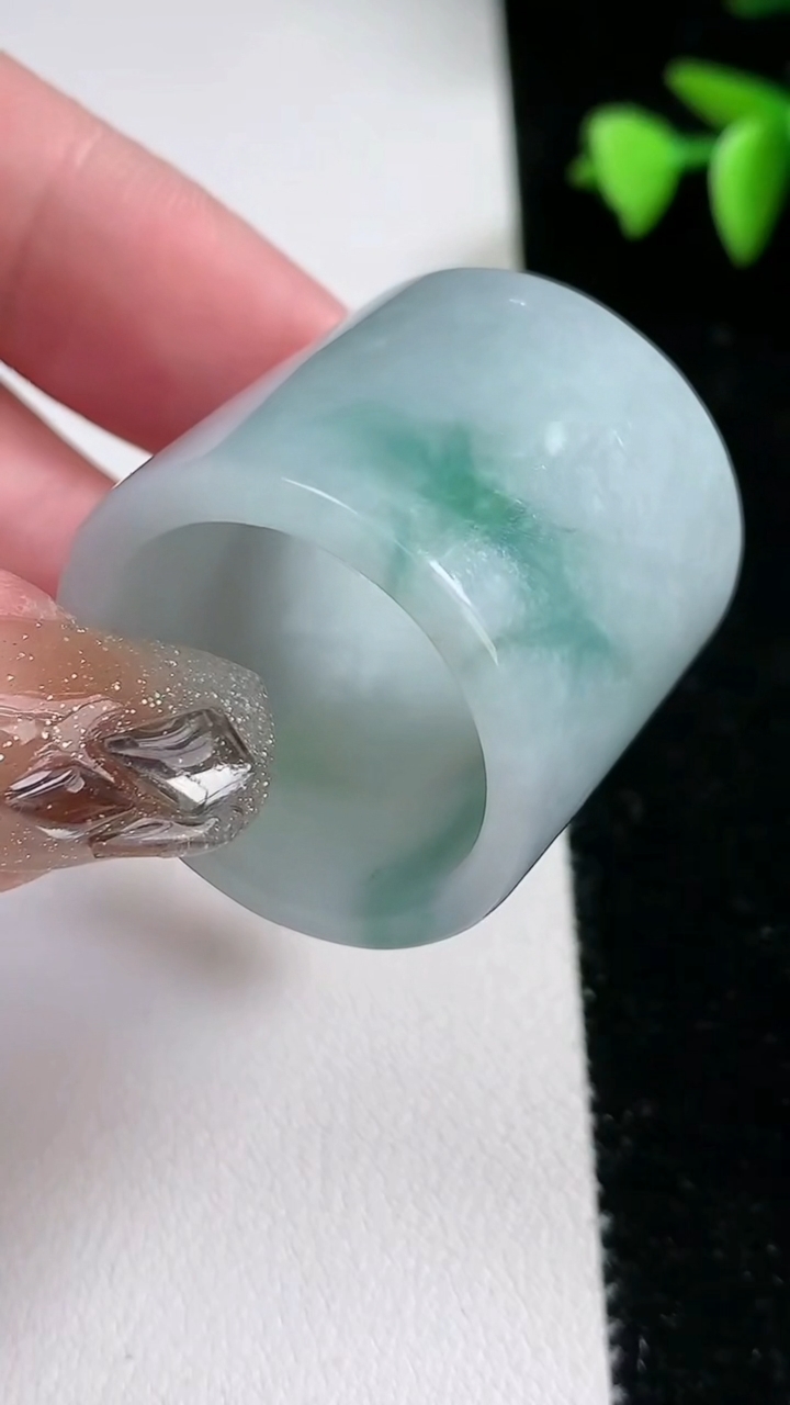 天然A货翡翠飘花扳指 戒指，尺寸22.3-26-2.8，重量:21.96g2026年3月12日
工厂直销收藏佳品,种好水足，色泽均匀，有种有色，上手高大气！