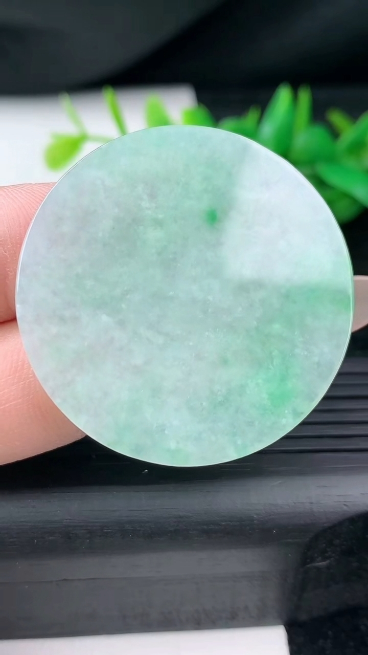 天然A货翡翠无事牌镶嵌件尺寸40.3-2.3重量:11.71g
3月12日