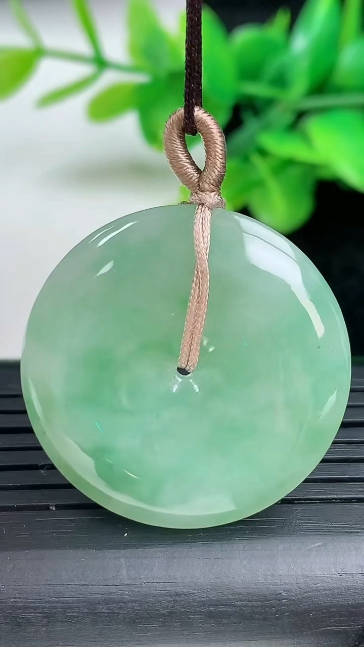 天然A货翡翠平安扣吊坠尺寸30.4-5.1重量:10.51g
3月12日