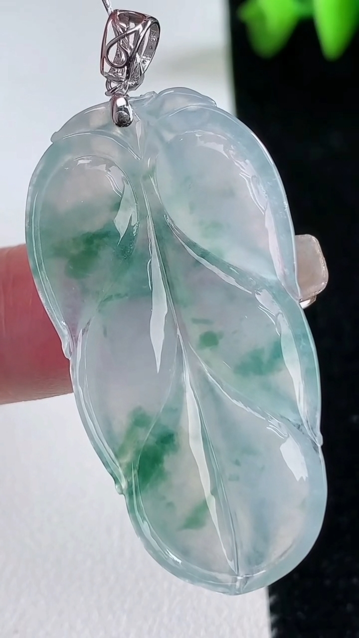 天然A货翡翠种飘花金枝玉叶 叶子吊坠，尺寸42.4-22-4.6，重量:7.72g
3月12日