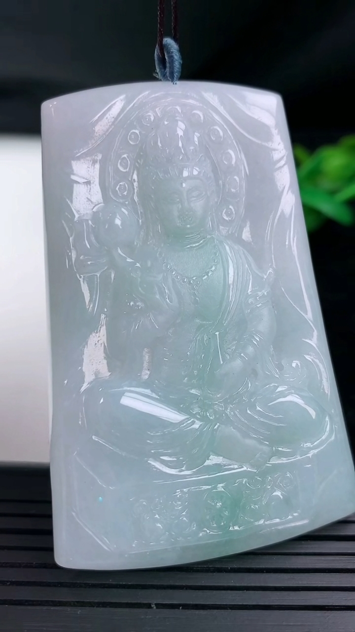 天然A货翡翠大势至菩萨吊坠尺寸68.6-45.2-6.1重量:41.60g
3月12日