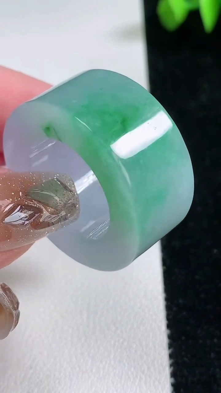 天然A货翡翠方形指环 扳指 戒指，尺寸19.3-14-6，重量:24.93g2026年3月12日
工厂直销收藏佳品,种好水足，色泽均匀，有种有色，上手高大气！