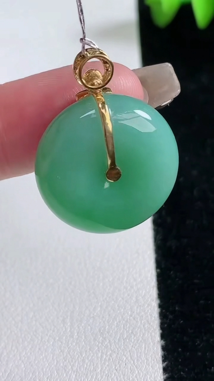 天然A货翡翠平安扣吊坠，尺寸22-8，重量:9.69g
3月12日