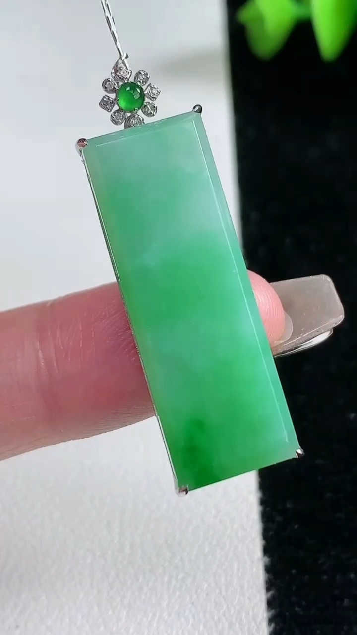 天然A货翡翠无事牌吊坠，尺寸39.7-33.2-11.4-6.5，重量:5.75g
3月12日