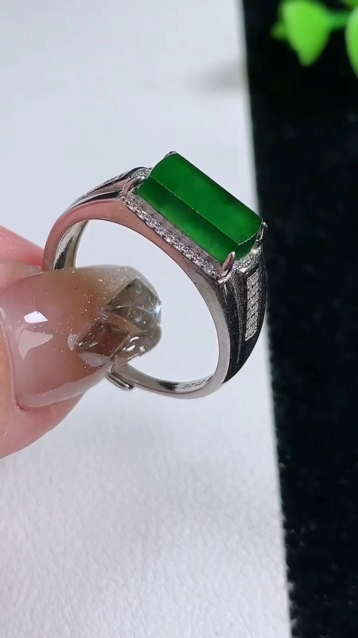 天然A货翡翠马鞍戒指，尺寸11.8-6.5，重量:4.38g2026年3月12日
工厂直销收藏佳品,种好水足，色泽均匀，有种有色，上手高大气！